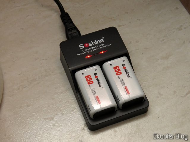 Baterias Recarregáveis 6F22 9V Li-Ion 650 mAh Soshine sendo carregadas.