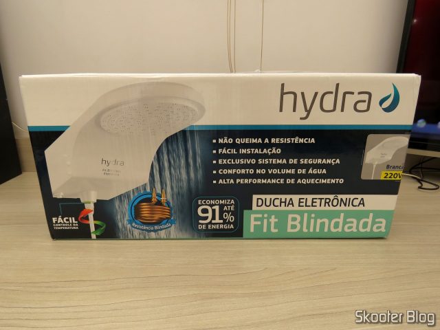 Chuveiro Hydra Fit Blindado Eletrônico Branco, em sua embalagem.