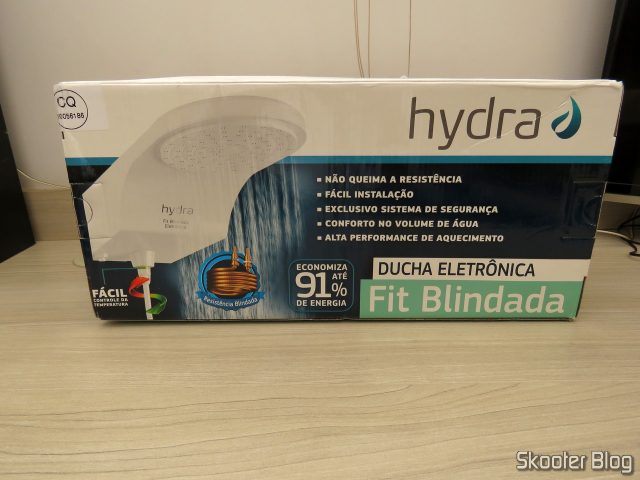 Chuveiro Hydra Fit Blindado Eletrônico Branco, em sua embalagem.