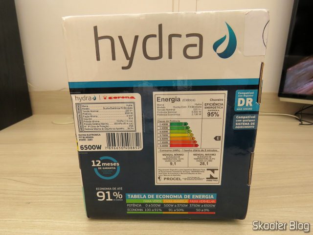 Chuveiro Hydra Fit Blindado Eletrônico Branco, em sua embalagem.