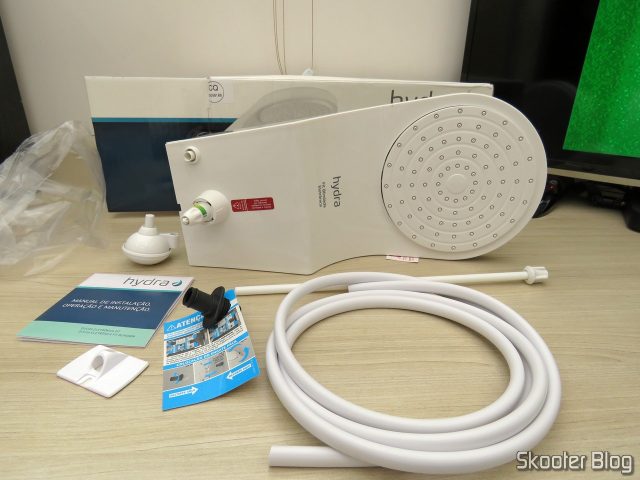 Chuveiro Hydra Fit Blindado Eletrônico Branco, e acessórios.