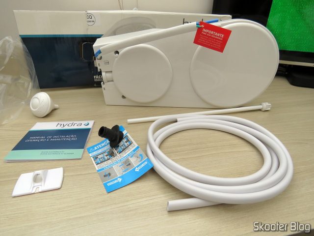Chuveiro Hydra Fit Blindado Eletrônico Branco, e acessórios.