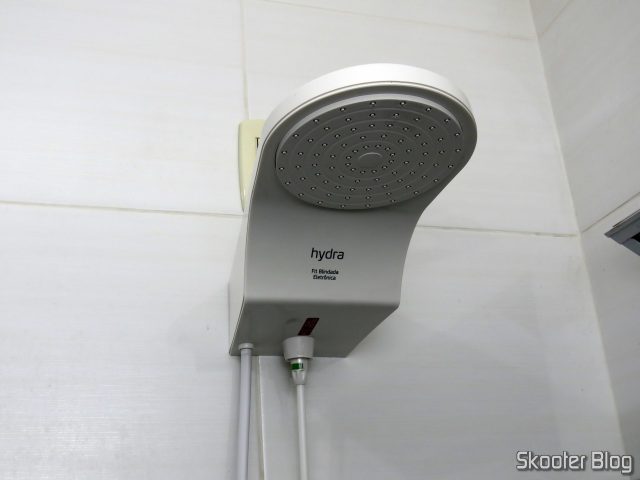 Chuveiro Hydra Fit Blindado Eletrônico Branco, já instalado.