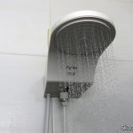 Chuveiro Hydra Fit Blindado Eletrônico Branco, em funcionamento.