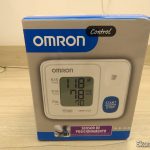 Aparelho de Pressão Omron Automático de Pulso HEM 6123, em sua embalagem.