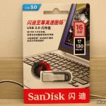 Pendrive Sandisk 16GB Ultra Flair USB 3.0, em sua embalagem.
