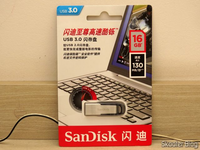Pendrive Sandisk 16GB Ultra Flair USB 3.0, em sua embalagem.