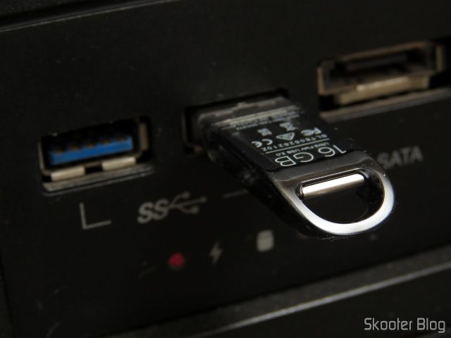 Pendrive Sandisk 16GB Ultra Flair USB 3.0, em funcionamento.