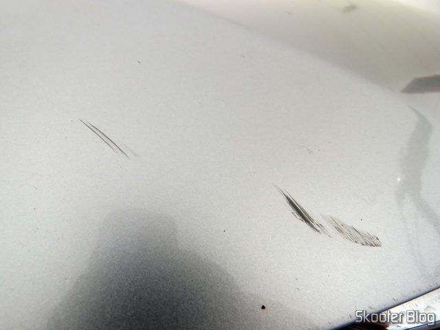 Antes: raspão mais feio no capô.
