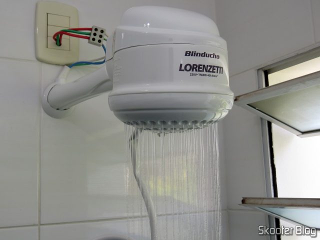 Ducha Lorenzetti Blinducha Eletrônica, em funcionamento.