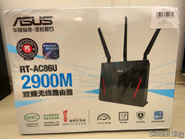 Roteador ASUS RT-AC86U, em sua embalagem.