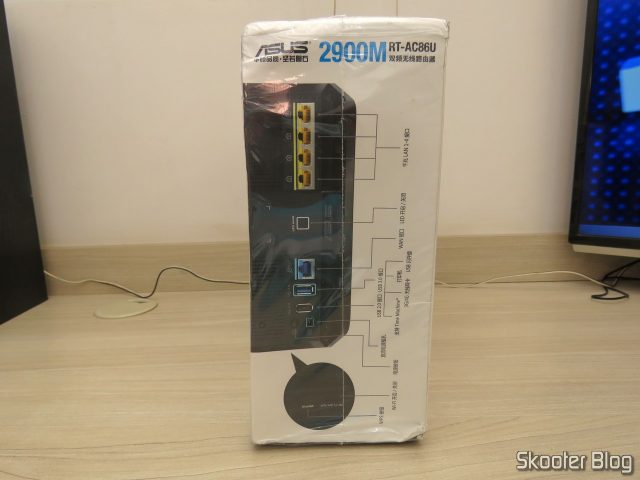 Roteador ASUS RT-AC86U, em sua embalagem.