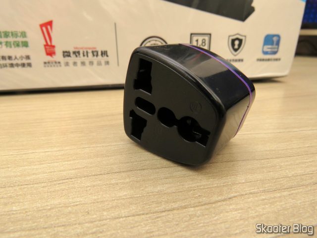 Adaptador europeu que o vendedor enviou com o Roteador ASUS RT-AC86U.