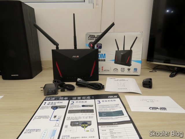 Roteador ASUS RT-AC86U e seus acessórios.
