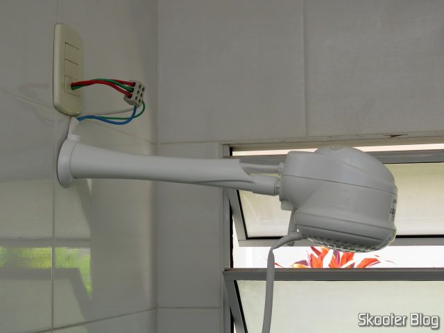 Ducha Lorenzetti Blinducha Eletrônica, com seu cano que não aguenta o peso da própria ducha.