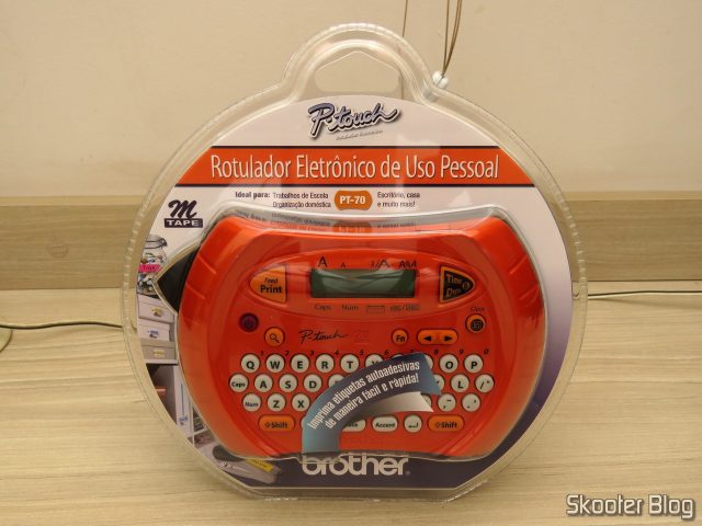 Rotulador Eletrônico Brother PT70, em sua embalagem.
