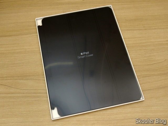 Apple iPad Smart Cover 2018 Cinza Carvão MQ4L2ZM/A, em sua embalagem.