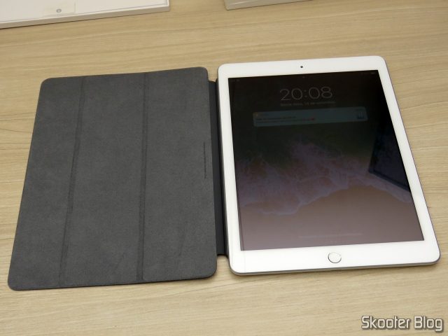 Apple iPad Smart Cover 2018 Cinza Carvão MQ4L2ZM/A, no iPad.