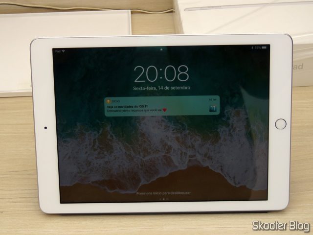 Apple iPad Smart Cover 2018 Cinza Carvão MQ4L2ZM/A, no modo suporte.