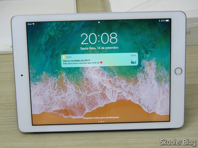 Apple iPad Smart Cover 2018 Cinza Carvão MQ4L2ZM/A, no modo suporte.