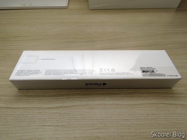 Apple Pencil para iPad MKC0C2LZ/A, em sua embalagem.