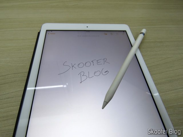 Apple Pencil para iPad em funcionamento.