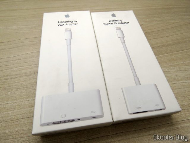 Apple Lightning Digital AV Adapter e Lightning to VGA Adapter, em suas embalagens.