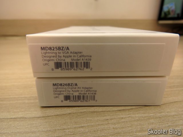 Apple Lightning Digital AV Adapter e Lightning to VGA Adapter, em suas embalagens.