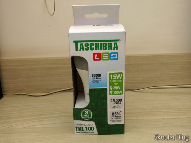 Lâmpada LED Taschibra TKL 100 15W 1507 Lúmens Bivolt 6500K, em sua embalagem.