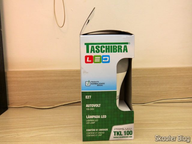 Lâmpada LED Taschibra TKL 100 15W 1507 Lúmens Bivolt 6500K, em sua embalagem.
