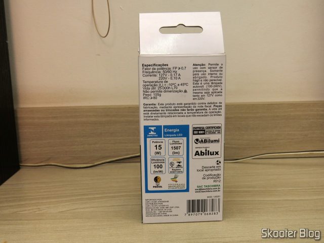 Lâmpada LED Taschibra TKL 100 15W 1507 Lúmens Bivolt 6500K, em sua embalagem.