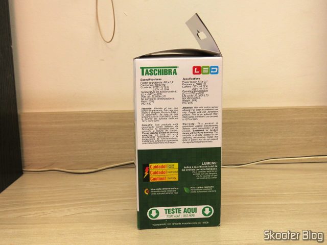 Lâmpada LED Taschibra TKL 100 15W 1507 Lúmens Bivolt 6500K, em sua embalagem.