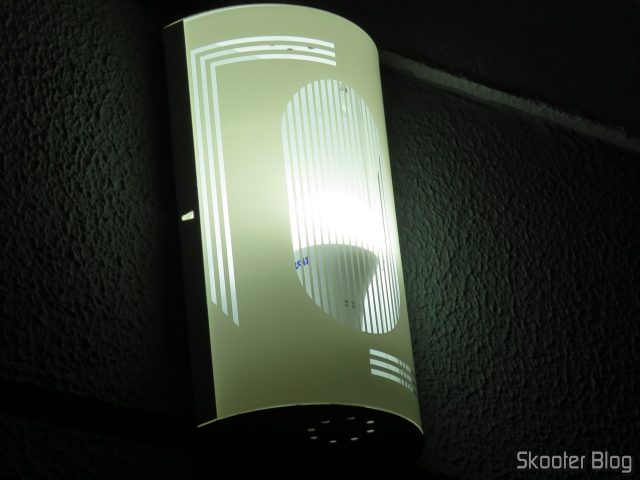 Lâmpada LED Taschibra TKL 100 15W 1507 Lúmens Bivolt 6500K, em funcionamento.