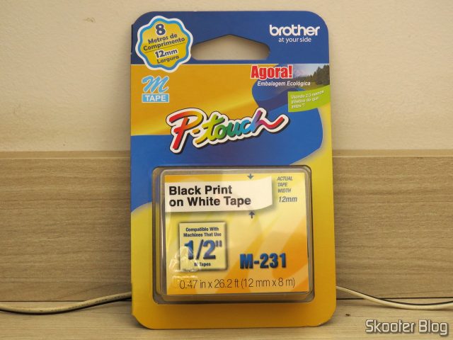 Fita p/ Rotulador 12mm x 8m M-231 Brother - Impressão Preta em Fita Branca, em sua embalagem.