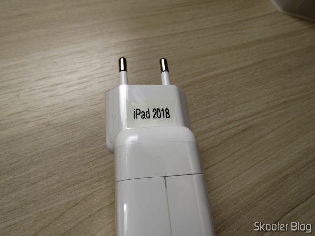 Etiqueta para a fonte de alimentação do novo iPad.