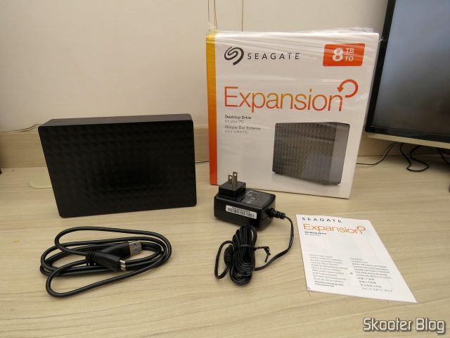 Seagate Expansion 8TB Desktop External Hard Drive USB 3.0 (STEB8000100), e seus acessórios.