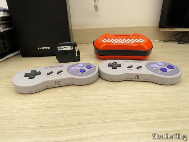 Adesivos impressos com a Fita para Rotulador Brother Transparente 12mm M-K131, colados nos 8bitdo SNES30 GamePad.
