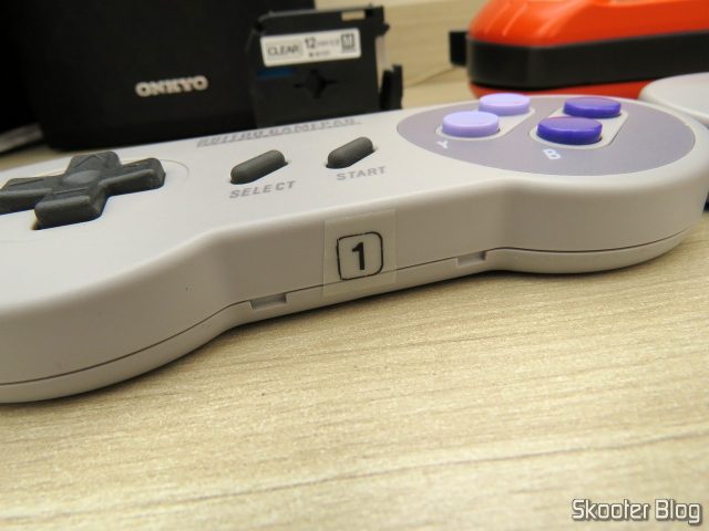 Adesivo impresso com a Fita para Rotulador Brother Transparente 12mm M-K131, colado no 8bitdo SNES30 GamePad.