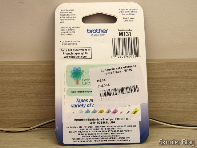 Fita p/ Rotulador M131 12mm Preto sobre Transparente Brother (Ref. M131), em sua embalagem.
