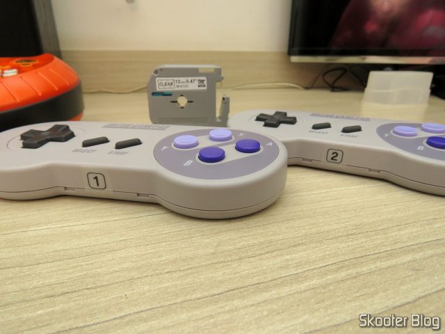 Etiquetas impressas com a Fita p/ Rotulador M131 12mm Preto sobre Transparente Brother (Ref. M131), coladas nos SNES30 da 8bitdo.