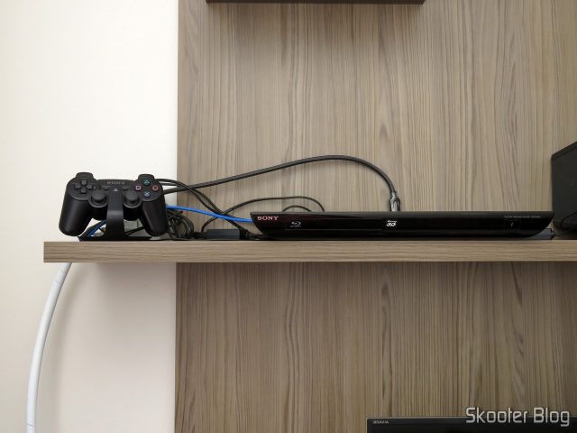 Extensão e Cabo HDMI passando pelo Organizador de Cabos.