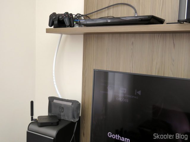 Extensão e Cabo HDMI passando pelo Organizador de Cabos.