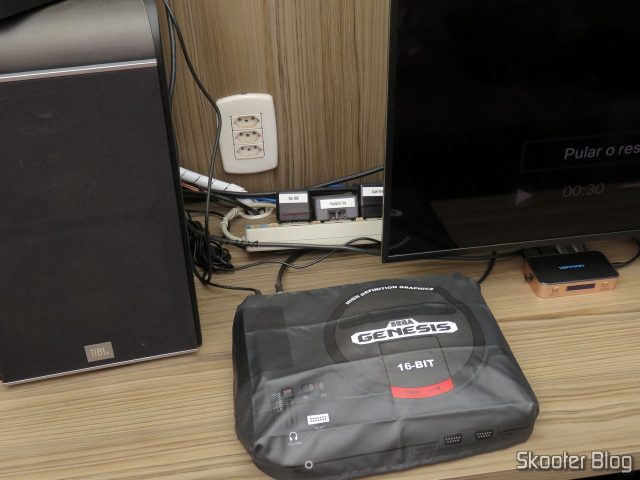 Extensão e Cabo HDMI passando pelo Organizador de Cabos.