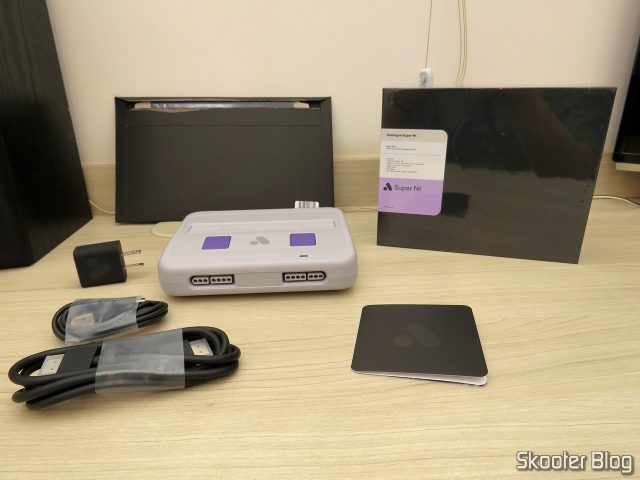 Analogue Super Nt e seus acessórios.