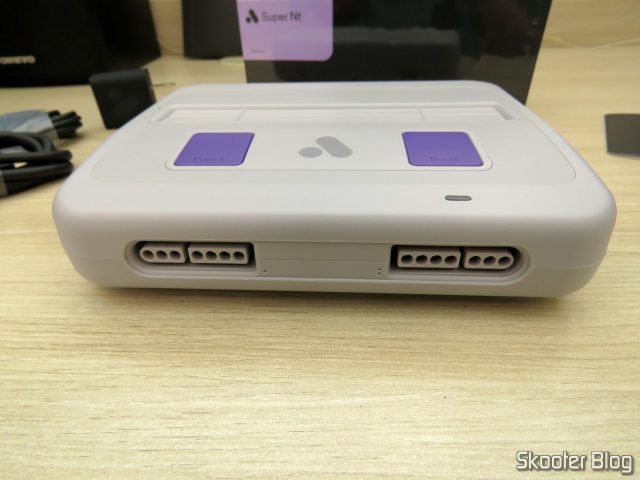 A frente do Analogue Super Nt.