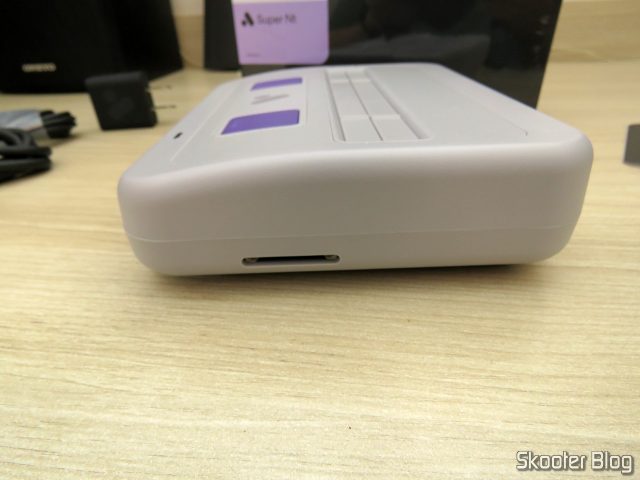 Lateral direita do Analogue Super Nt.