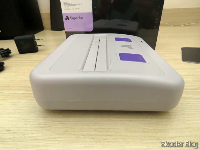 Lateral esquerda do Analogue Super Nt.
