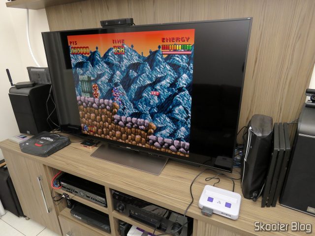 Analogue Super Nt, em funcionamento, com jogo da memória.