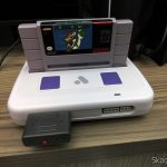 Analogue Super Nt, em funcionamento, com o cartucho do Super Mario World.
