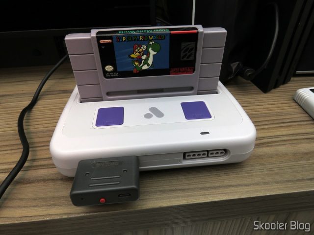 Analogue Super Nt, em funcionamento, com o cartucho do Super Mario World.